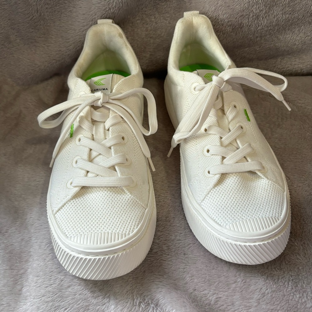 Cariuma White Knit Low-Top Sneakers with Green Details - Picture 5 of 9